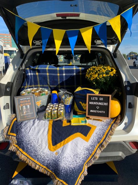 Fall tailgate decor ideas Tailgate High School Football, Senior Tailgate Ideas, Tailgate Banner Ideas, Football Tailgate Aesthetic, High School Tailgate Ideas, Tailgate Theme Party, Tailgate Inspiration, Tailgate Brunch, Ut Tailgate