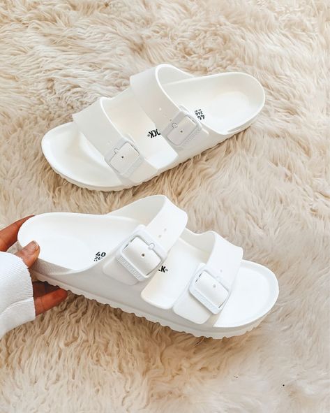 Trendy Slippers, Trendy Shoes Sneakers, Fashion Shoes Sandals, Tas Fashion, Cute Slippers, Fashion Slippers, Hype Shoes, Girly Shoes, Aesthetic Shoes