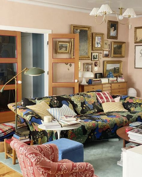 Meta Coleman, Rug Layering, Statement Sofa, Eclectic Living Room, Beautiful Rooms, Winterthur, Library Ideas, Vintage Interiors, Styl Boho