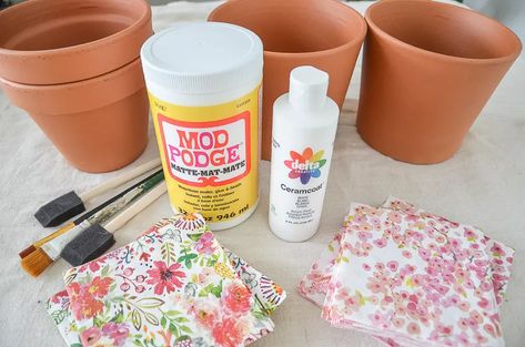 Modge Podge Flower Pot, Craftshow Crafts, Easy Home Decor Diy, Spring Diy Projects, Planter Diy, Decoupage Tutorial, Paper Pot, Diy Planter, Mod Podge Crafts