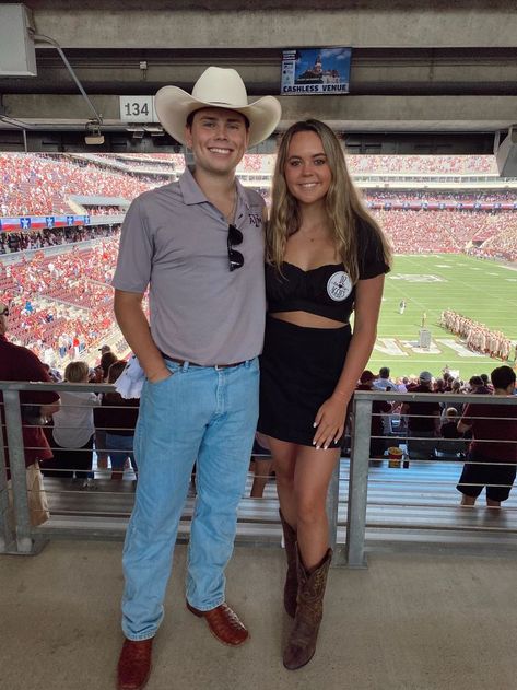 Football Gameday Outfit, Couple Football, Field Outfit, Bama Gameday, College Football Gameday, A&m Football, Instagram Boyfriend, Girly Games, Kyle Field