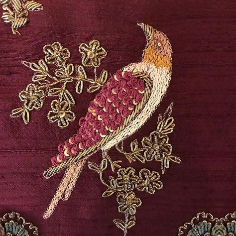 Bird Embroidery Pattern, Zardosi Embroidery, Kurti Embroidery, Ideas Embroidery, Birds Embroidery Designs, Zardozi Embroidery, Motif Simple, Embroidery On Kurtis, Kurti Embroidery Design