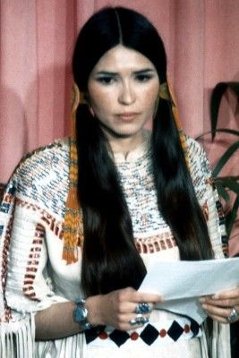 Sacheen Littlefeather – born on 14th November, 1946 – is a Native American activist and actress, of the Apache and Yaqui tribes. She spent most of her life campaigning for Native American civil rights, continuing to do so now even in her seventies. She is also now an elder in her tribe. Sacheen Littlefeather is best known for refusing an Academy Award on behalf of Marlon Brando in 1973. Sacheen Littlefeather, Wounded Knee, Don Corleone, Native American Images, Indian People, Native Style, Marlon Brando, Celebrity Tattoos, Native American History