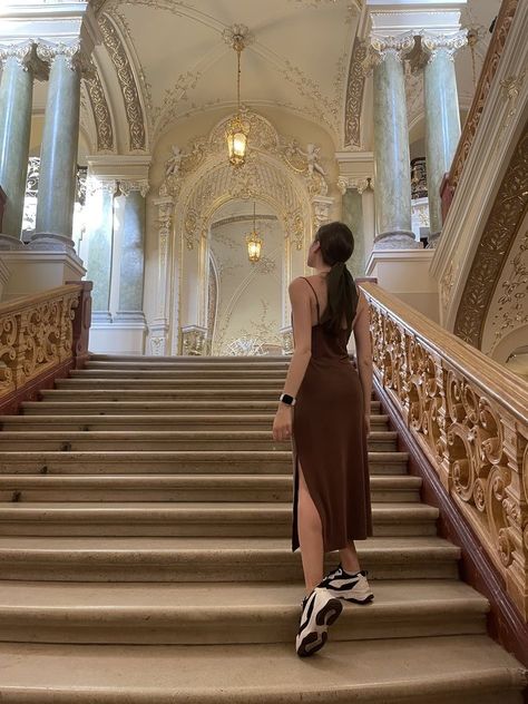 Style Slip Dress, Museum Outfit, Museum Photography, Travel Pose, Prom Poses, Model Poses Photography, Foto Poses, Aesthetic Style, Women Photography Poses