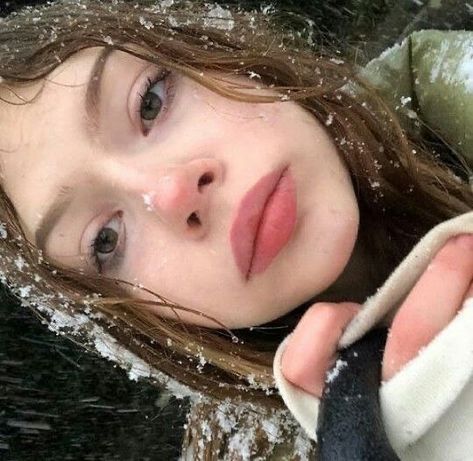 💌💌 on Instagram: “i honestly hope we get snow this year 💌 #whisper #whispers #girlboss #gaslight #gatekeep #pinterest #girlblog #whisperapp #aesthetic…” No Make Up Make Up Look, Winter Girls, Winter Aesthetic, Pretty Makeup, Cute Makeup, Aesthetic Makeup, Photo Profil, Makeup Inspo, Pretty Face