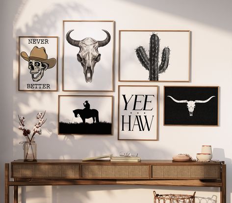 Boho Western Gallery Wall, Western Grunge Aesthetic House, Western Gallery Wall Ideas, Black Wall Room Ideas, Western Gothic Bedroom, Black Wall Decor Ideas, Western Glam Decor, Black And White Horse Art, Western Apartment Decor