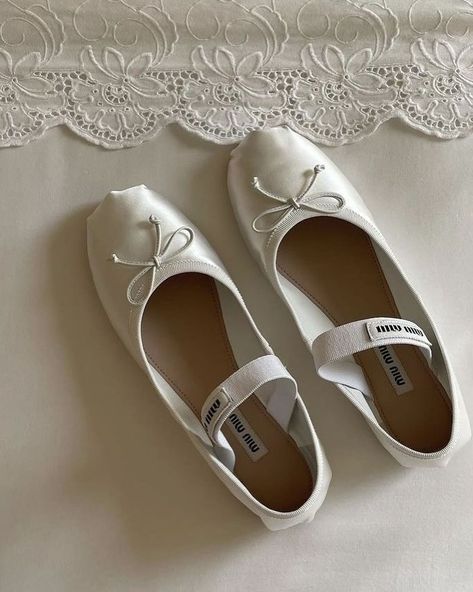 Bridal shoes for the cool girls 🤍 love these by @preajames_bridal White Ballet Flats, Paris Mode, Bow Shoes, Ballerina Flats, Pretty Shoes, Dream Shoes, Miu Miu Ballet Flats, Canvas Leather, Mary Jane Sneaker