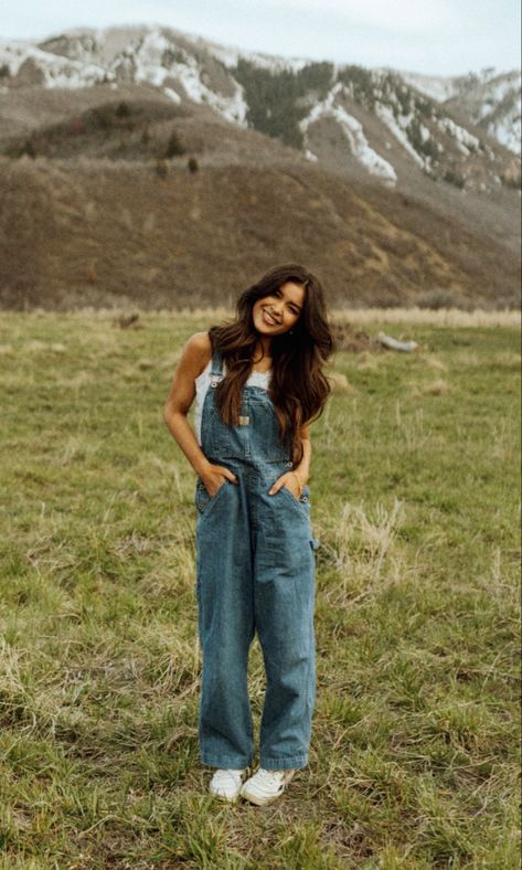 Farm Outfit Aesthetic Summer, Senior Photos Overalls, Senior Pictures Outfits Overalls, Senior Picture Overalls, Cute Photographer Outfits, Overalls Outfit Senior Pictures, Overalls Outfit Photoshoot, Fall Senior Pictures Outfits 2023, Senior Picture Ideas Granola