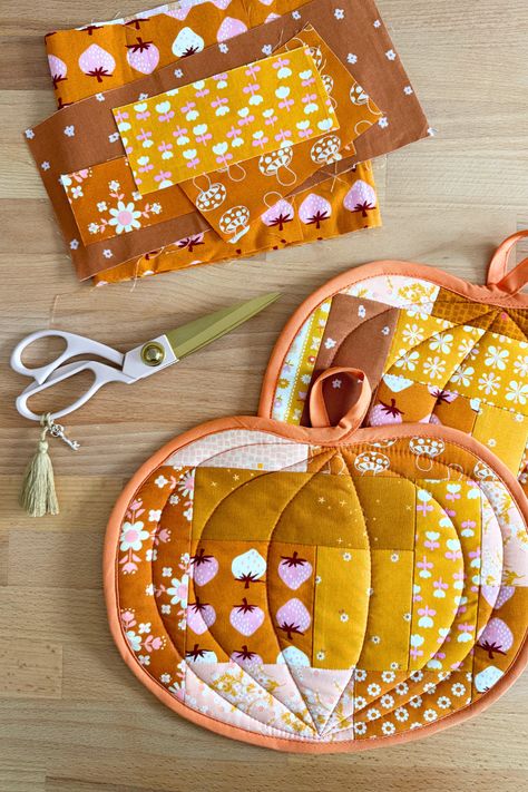 Pumpkin Pot Holders, Quilted Pumpkin Potholders, Pumpkin Hot Pad Pattern, Diy Quilted Hot Pads, Free Potholder Patterns Sewing Quilted Potholders, Sewing Thanksgiving Projects, Quick Hand Sewing Projects, Sew Pumpkin Free Pattern, Homemade Pot Holders Diy