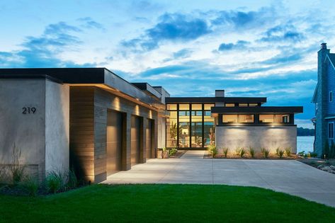 An irresistible Minnesota lake house that encourages indoor/outdoor living Modern Lake House Exterior, Contemporary Lake House, Modern Mountain House, Lake Houses Exterior, Minnesota Lake, Flat Roof House, House Design Trends, Modern Lake House, Contemporary House Exterior