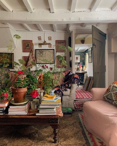 Wells Somerset, Antique Living Room, Winter January, Lots Of Plants, Somerset England, Living Room Plants, English Decor, English Country Style, Pink Living Room