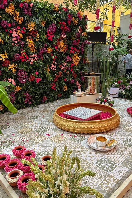 Garden Mehndi Decor, Peach Backdrop Wedding, Maiyan Decor Backdrop, Mehndi Decor At Home, Maiyan Board, Floor Reference, Haldi Backdrop, Haldi Decoration Ideas, Marigold Wedding