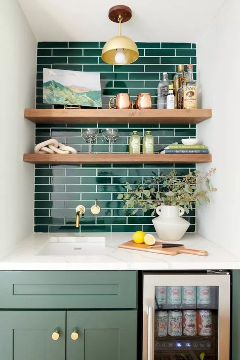 Green Kitchen Backsplash, Green Tile Backsplash, Dark Green Kitchen, Green Backsplash, Green Tiles, Cozy Home Decor, Trailer Remodel, Small Space Kitchen, Hus Inspiration