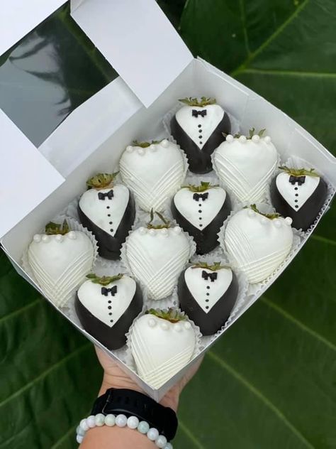 Bride Chocolate Covered Strawberries, Wedding Chocolate Covered Strawberries, Themed Chocolate Covered Strawberries, Memorable Wedding Favors, Wedding Strawberries, Chocolate Covered Desserts, Strawberry Box, Chocolate Covered Strawberry Recipe, Strawberry Treats