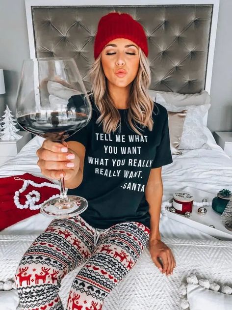 25 Christmas Outfit Ideas for Moms that are effortless and chic Cozy Christmas Outfit, Christmas Outfit Casual, Christmas Outfit Ideas, Graphics Tees, Fall Sweater Dress, Cute Christmas Outfits, Christmas Festivities, Mommy Outfits, Christmas Shoot