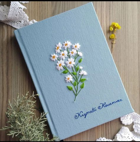 Embroidery Nature Scene, Embroidered Book Cover, Pretty Journals Covers, Embroidery Book Cover, Embroidery Notebook, Books Embroidery, Embroidered Notebook, Embroidery Daisy, Crochet Step By Step