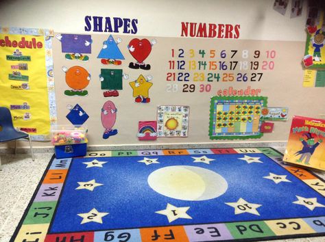 Preschool Class Decor Themes, Early Childhood Classroom Ideas, Circle Time Area Preschool, Classroom Themes Preschool Decor, Circle Time Ideas For Preschool Display, Kindercare Preschool Classroom, Preschool Daycare Rooms Ideas, Two Year Old Classroom Ideas, One Year Old Classroom Setup Daycare