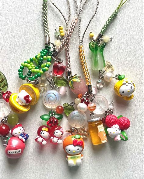 Trinkets Aesthetic, Hello Kitty Gotochi, Emo Accessories, I Love Lamp, Kawaii Jewelry, Art Hobbies, Hello Kitty Items, Cute Keychain, Crafts Hacks