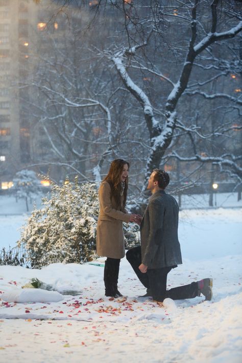 Proposal Reactions, Winter Proposal, Romantic Marriage, Christmas Proposal, Proposal Pictures, Best Wedding Proposals, Best Proposals, Christmas Engagement, Proposal Photos