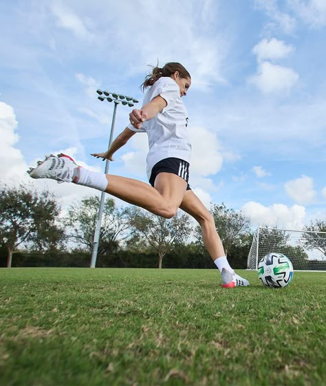 Soccer Photography Ideas, Soccer Team Photoshoot, Soccer Editorial, Soccer Photoshoot Ideas, Soccer Ads, Soccer Action Shots, Soccer Photography Poses, Soccer Photoshoot, Celtic Club