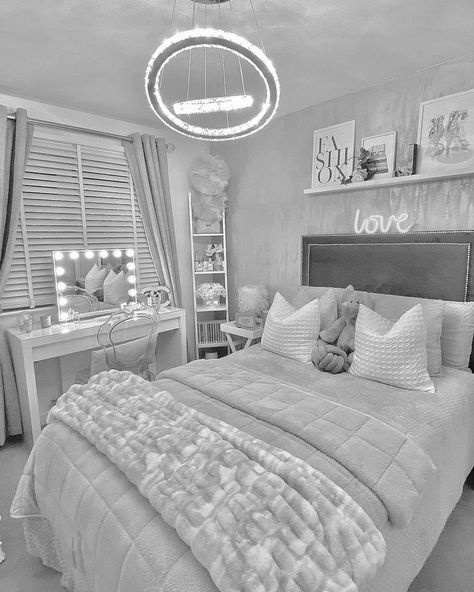 Gray And White Themed Bedroom, Silver And Gray Bedroom, Gray White And Pink Bedroom, Gray Girls Bedroom Ideas, White Room Ideas Bedroom, Grey Girls Bedroom Ideas, Gray White And Gold Bedroom, Room Ideas Black Furniture Bedroom, Grey White And Pink Bedroom