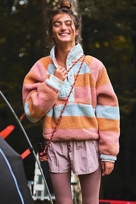 The Best Fleece Jackets & Pullovers, Approved By Gorpcore Fanatics #refinery29 https://www.refinery29.com/en-us/fleece-fashion-trend#slide-1 Free People Activewear, Fleece Jackets, Pullover Outfit, Outfit Trends, Print Pullover, Mode Inspiration, Mode Outfits, Fleece Jacket, Boho Outfits