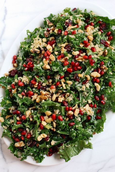 This Winter Kale and Quinoa Salad makes the perfect healthy holiday side dish that is sweet, crunchy and super easy to make! Healthy Holiday Side Dishes, Healthy Holiday Sides, Kale And Quinoa Salad, Kale And Quinoa, Quinoa Kale, Kale Quinoa Salad, Salad Buah, Quinoa Salat, Kale Salad Recipes