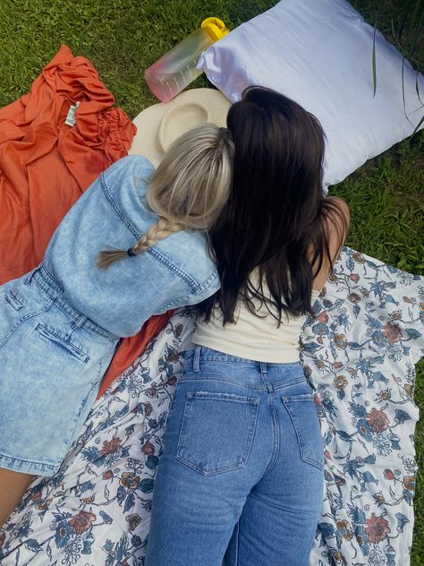 Best Friends Picnic, Blonde And Brunette Best Friends, Indigo Eyes, Emma Carstairs, Pelo Cafe, Brunette Aesthetic, Dark Artifices, Brunette Blonde, The Dark Artifices