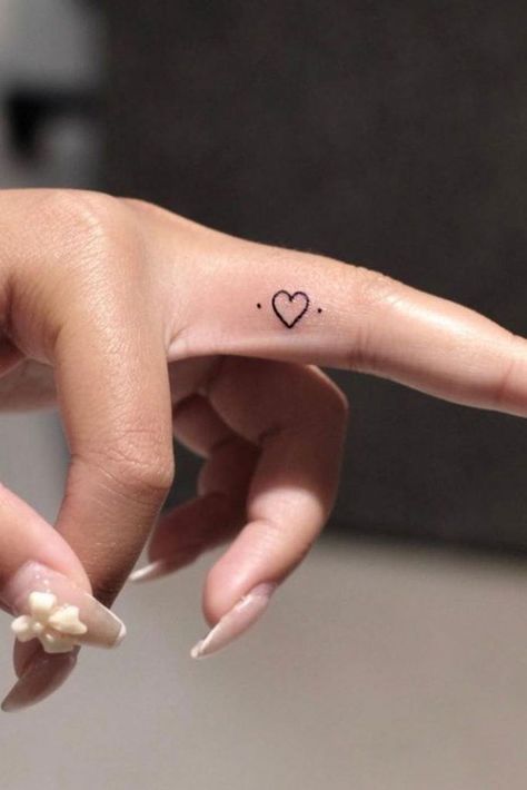 Top Amazing Ideas For Finger Tattoos ★ Tiny Heart Tattoo, Herz Tattoo Klein, Inside Finger Tattoos, Inner Finger Tattoo, Ladies Tattoo, Heart Tattoo On Finger, Thumb Tattoos, Tiny Finger Tattoos, Cute Finger Tattoos