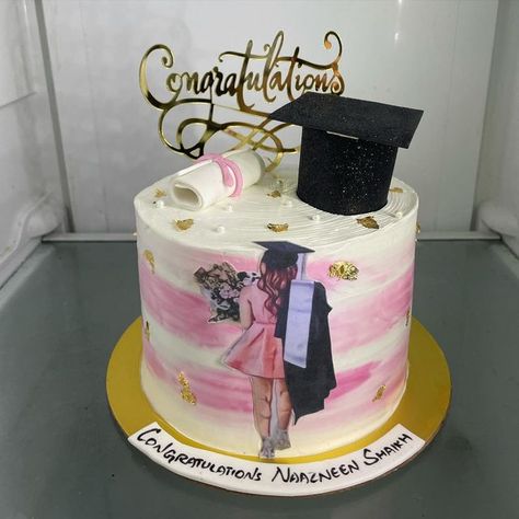 Graduation Cake For Girl, Congratulations Graduate Cake, Cake Graduation Ideas, Graduation Cakes 2024, Cute Graduation Cakes, 2 Tier Graduation Cake, Graduation Theme Party Ideas, Graduation Theme Cake, Hennessy Label