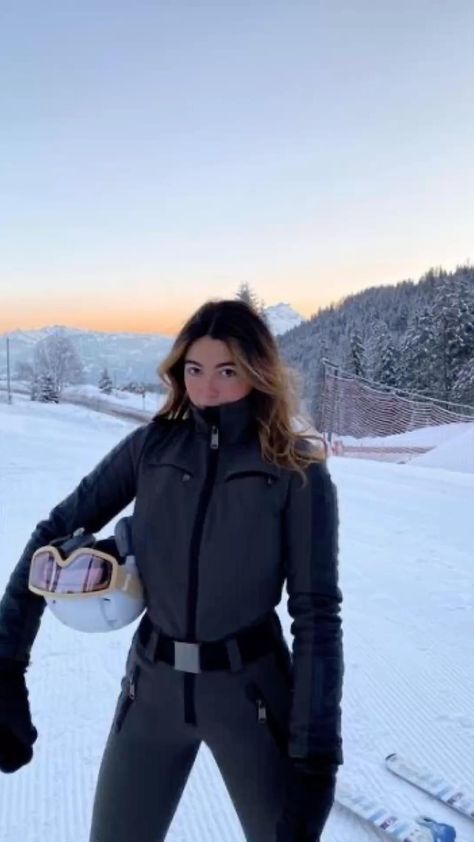 Mode Au Ski, Chalet Girl, Ski Trip Outfit, Ski Aesthetic, Ski Outfit, Snow Trip, Ski Girl, Winter Inspo, Snow Outfit