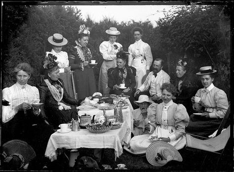 Victorian Tea party, Ipswitch, cira 1900. Photo from a glass plate negative. Victorian Picnic, Victorian Tea Party, Victorian Life, Retro Mode, Old Photographs, Tea Parties, Edwardian Era, Edwardian Fashion, White Tea