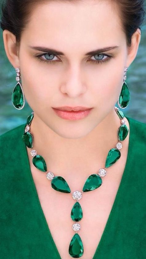 Beautiful emeralds Graff Diamonds, Columbian Emeralds, Verde Smeraldo, Green Jewelry, Emerald Necklace, Fabulous Jewelry, Emerald Jewelry, Gorgeous Jewelry, High Jewelry