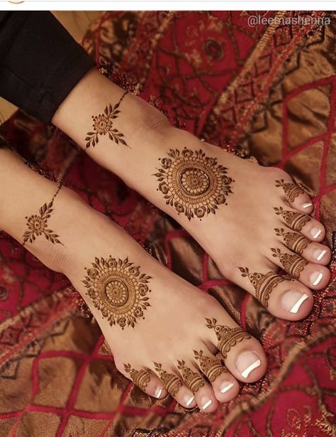 Foot Mehndi, Foot Henna, Legs Mehndi Design, Very Simple Mehndi Designs, Simple Mehndi Designs Fingers, Engagement Mehndi Designs, Henna Tattoo Designs Simple, Mehndi Designs Front Hand, Latest Bridal Mehndi Designs