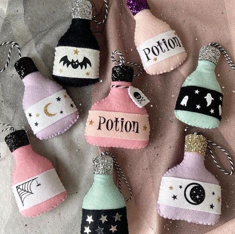 Felt Potion Bottle, Halloween Felt Crafts, Whimsical Crafts, Moldes Halloween, Witches Hats, Halloween Products, Halloween Pink, Anniversaire Harry Potter, Diy Halloween Decor