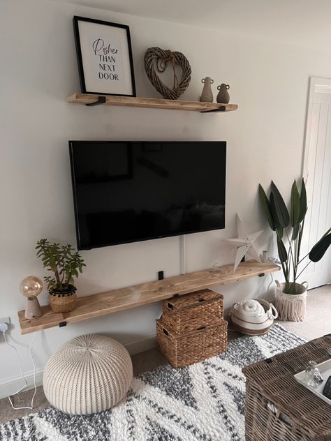 Small Living Room Ideas With Tv, Tv Stand Decor Living Room, Small Tv Room, Ruang Tv, Door Print, Quirky Prints, Apartment Living Room Design, Apartment Decor Inspiration, Home Design Living Room