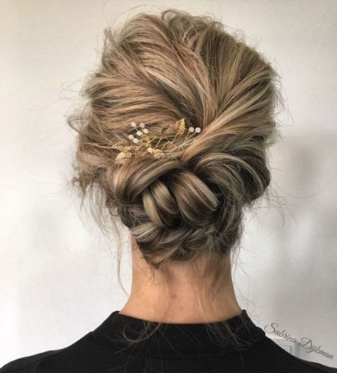 The Best and fabulous Hairstyles for Every Wedding Dress Neckline. Whether you’re a summer ,winter bride or a destination bride, so make sure your hairstyle shows the pretty garment off as much as possible. Messy Wedding Updo, Messy Wedding Hair, Braided Updo Wedding, Updo Wedding, Romantic Wedding Hair, Messy Updo, Elegant Wedding Hair, Updo Hairstyle, Wedding Hair Inspiration