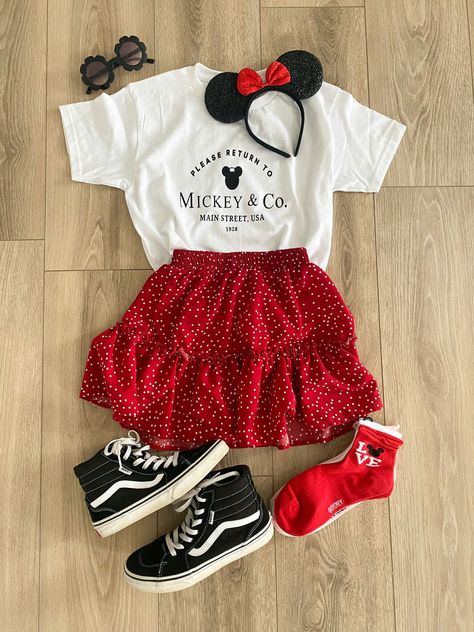 Disney Outfits Girls, Disney Vacation Outfits, Kids Disney Outfits, Berry 1st Birthday, Disney Bound Outfits Casual, Disney Trip Outfits, Disney Outfits Women, Disney Wear, Mouse Outfit