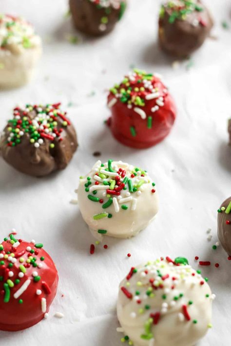 Holiday Cake Balls, Cake Ball Recipe, Sweet Treats To Make, Christmas Cake Balls, Cute Christmas Desserts, Cake Ball Recipes, Christmas Cheesecake, Cake Ball, Holiday Cake