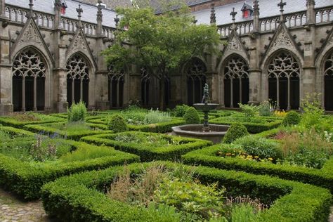 Tiny Edens: What you can find in a medieval monastery's garden Sweet Woodruff, Herb Garden Design, Medieval World, Castle Garden, Garden Types, Garden Elements, Green Lawn, The Monks, Utrecht