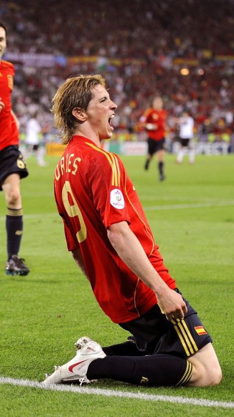 Fernando Torres Wallpapers, David Beckham Manchester United, Old Football Players, Spain National Football Team, Football Celebrations, Cristiano Ronaldo Video, Football Players Images, Football Photography, Jay Jay