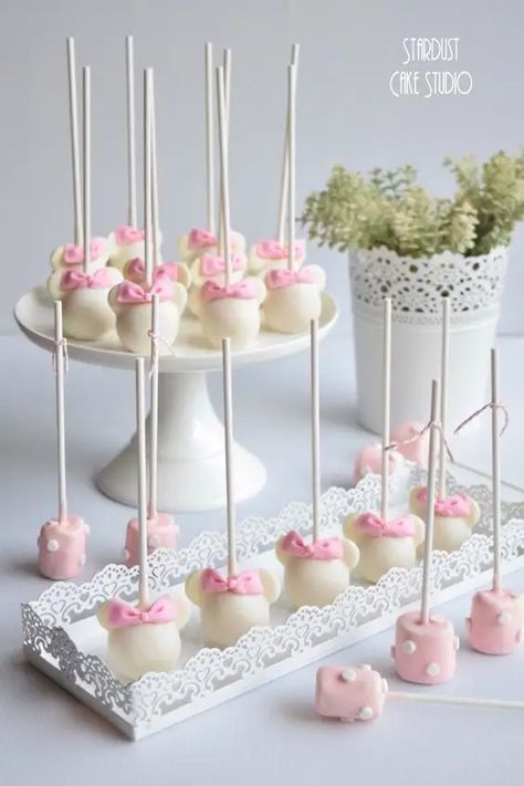 Mini Mouse Cake Pop, Disney Cakepops, Cake Pops Decoracion, Minnie Mouse Dessert Table Ideas, Minnie Mouse Treats Table, Minnie Mouse Cakepops, Minnie Cake Pops, Baby Shower Food Easy, Disney Cake Pops