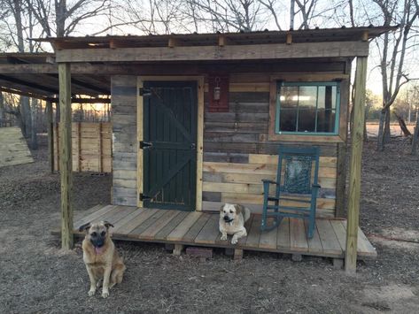 I’m excited to show you this man’s 12×12 tiny pallet cabin that he built with free pallet wood! It’s a great little cabin for simple living but you can also just use it as an… Pallet Cabin, Pallet Playhouse, Pallet Building, Made From Pallets, Pallet Shed, Free Pallets, Building A Cabin, Pallet House, Off Grid Cabin