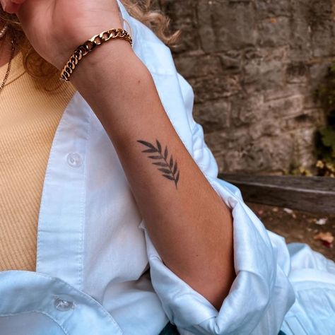 Ella Langley Tattoo, Leaf Tattoo Placement, Wrap Tattoo Arm, Small Fern Tattoo, Fine Line Plant Tattoo, Small Leaf Tattoo, Fern Leaf Tattoo, Leave Tattoo, Leaf Tattoo Design