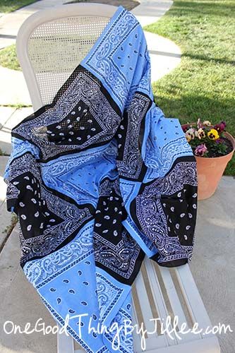 bandana quilt 13 Makeup Organization Aesthetic, Bandana Quilt, Bandana Crafts, Organization Aesthetic, Bandana Design, Rag Quilt, Learn To Sew, Quilt Blanket, Makeup Organization