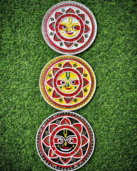 Jagannath Ji Lippan Art, Lippan Art Border Design, Jagannath Lippan Art, Kanha Drawing, Krishna Craft, Jagannath Ji, Mirror Canvas Art, Colorful Canvas Art, Rath Yatra