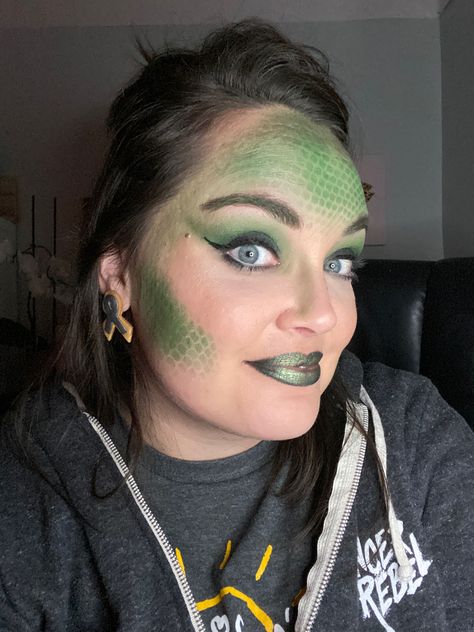 A green reptile look to live your best slithering life 💚#reptile #makeup #scales #halloween #halloweenmakeup #halloweenmakeupideas #halloweenmakeuplooks #warriorbeauty Dinosaur Make Up Women, Womens Crocodile Costume, Snake Print Makeup, Reptile Makeup Halloween, Crocodile Makeup Halloween, Green Monster Makeup, Dragon Makeup Look Easy, Alligator Costume Women, Easy Dragon Makeup