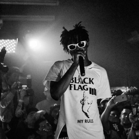 𝒑𝒊𝒏: 𝒗𝒍𝒐𝒏𝒆𝒎𝒊𝒎𝒊𝒊🦋 Popular Rappers, Black And White Photo Wall, Chief Keef, Black And White Picture Wall, Rap Wallpaper, Rap Aesthetic, Black Flag, Black And White Aesthetic, Black N White