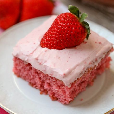 Strawberry Sheet Cake - Lil' Luna Strawberry Cake Mix Recipes, Strawberry Sheet Cake, Strawberry Cake From Scratch, Strawberry Sheet Cakes, Delicious Strawberry Cake, Strawberry Cake Recipe, Recipes Using Cake Mix, Strawberry Cake Easy, Fresh Strawberry Cake