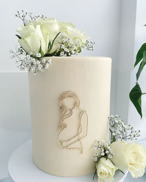 Something a little different for us 👶🏼 How gorgeous is this pregnancy silhouette acrylic charm on @stephscakestudio’s beautiful cake? 🤍